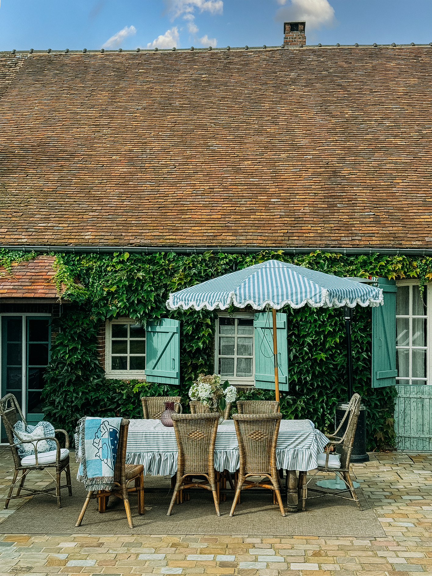 Five Ways a Garden Parasol Can Transform Your Outdoor Space
